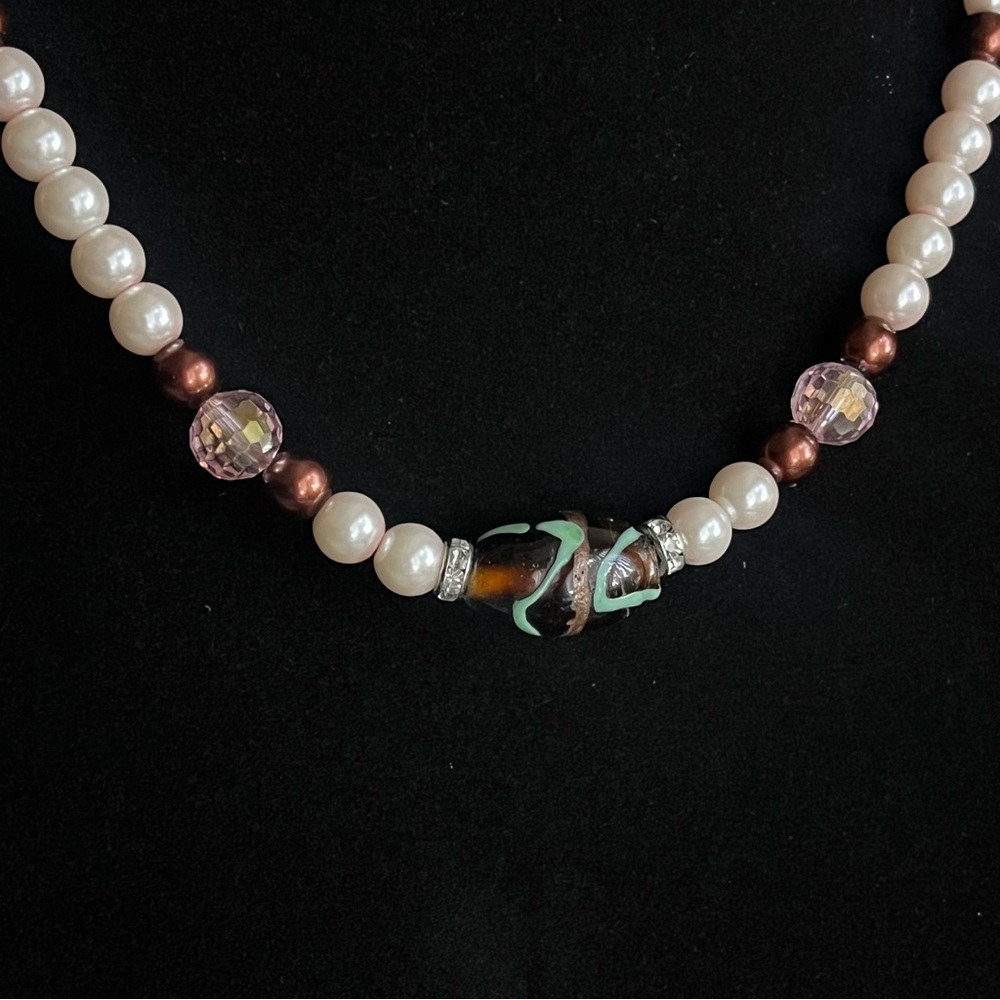 Vintage glass pearl necklace with glass-painted pendant - Picture 10 of 14